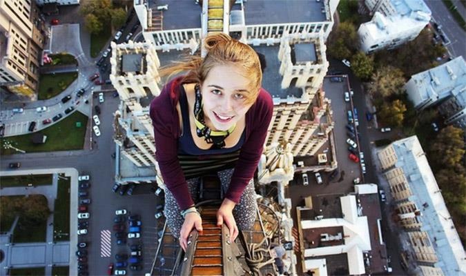 Roi tu tang 10 trong luc selfie, thieu nu Nga thoat chet ky dieu hinh anh