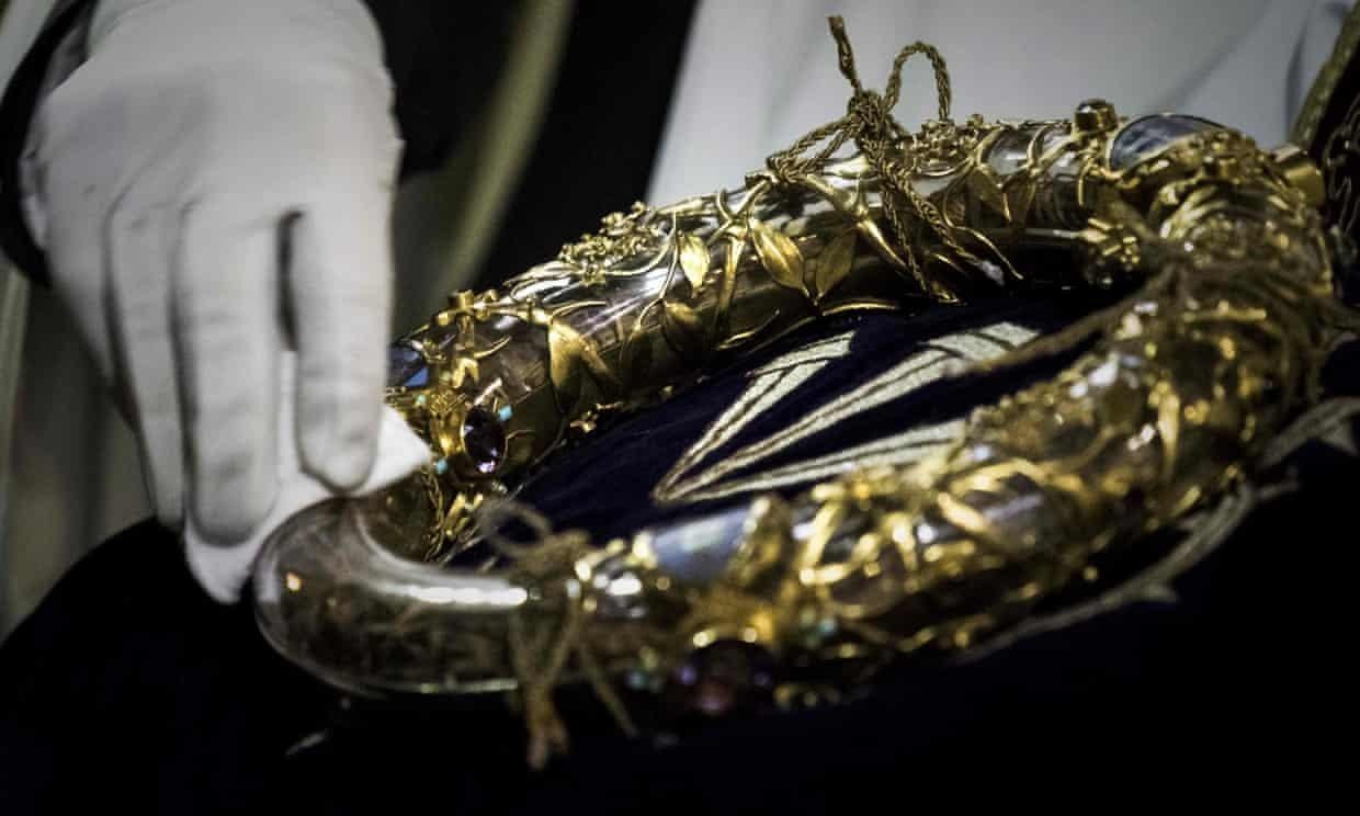 linh muc giai cuu co vat anh 2