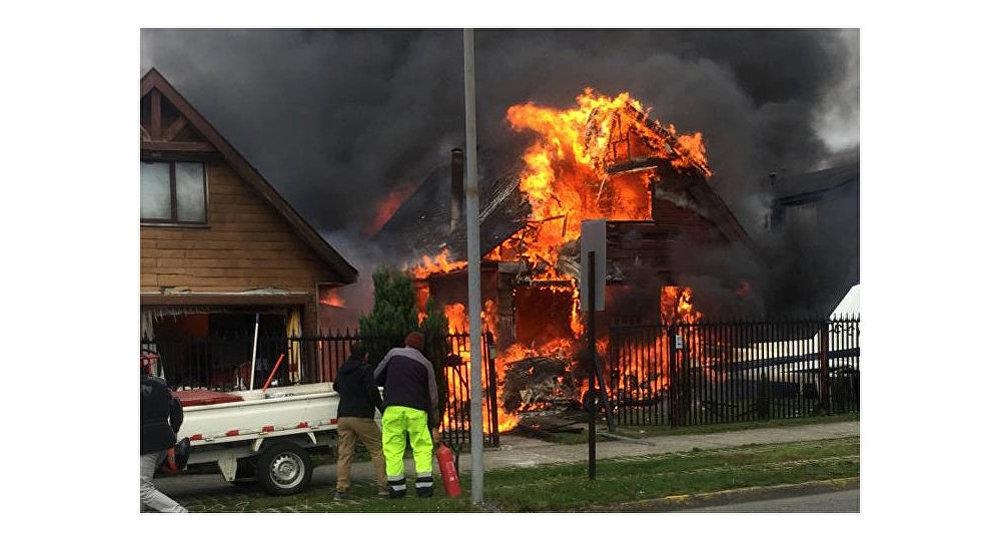 May bay roi trung nha dan va phat no o Chile hinh anh