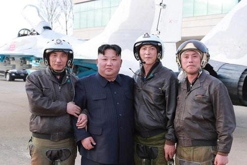 Kim Jong Un tham don vi khong quan anh 6