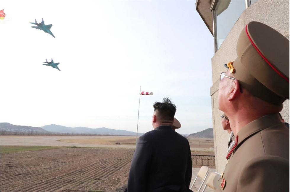 Kim Jong Un tham don vi khong quan anh 7