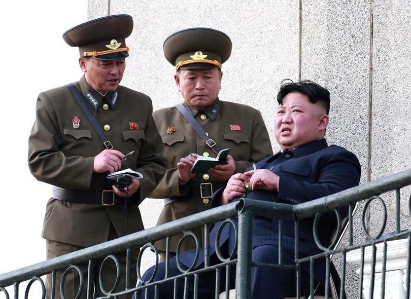 Hinh anh Kim Jong Un trong chuyen tham don vi khong quan hinh anh