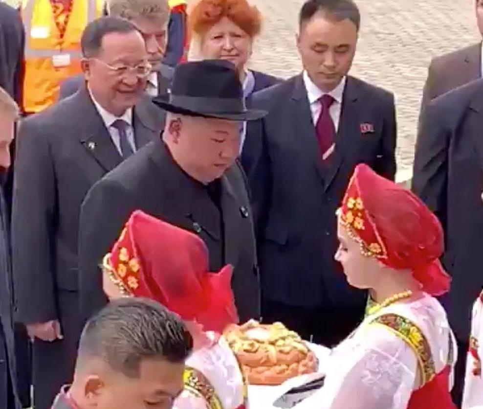 Ong Kim Jong Un duoc don tiep bang banh mi va muoi nhu the nao? hinh anh