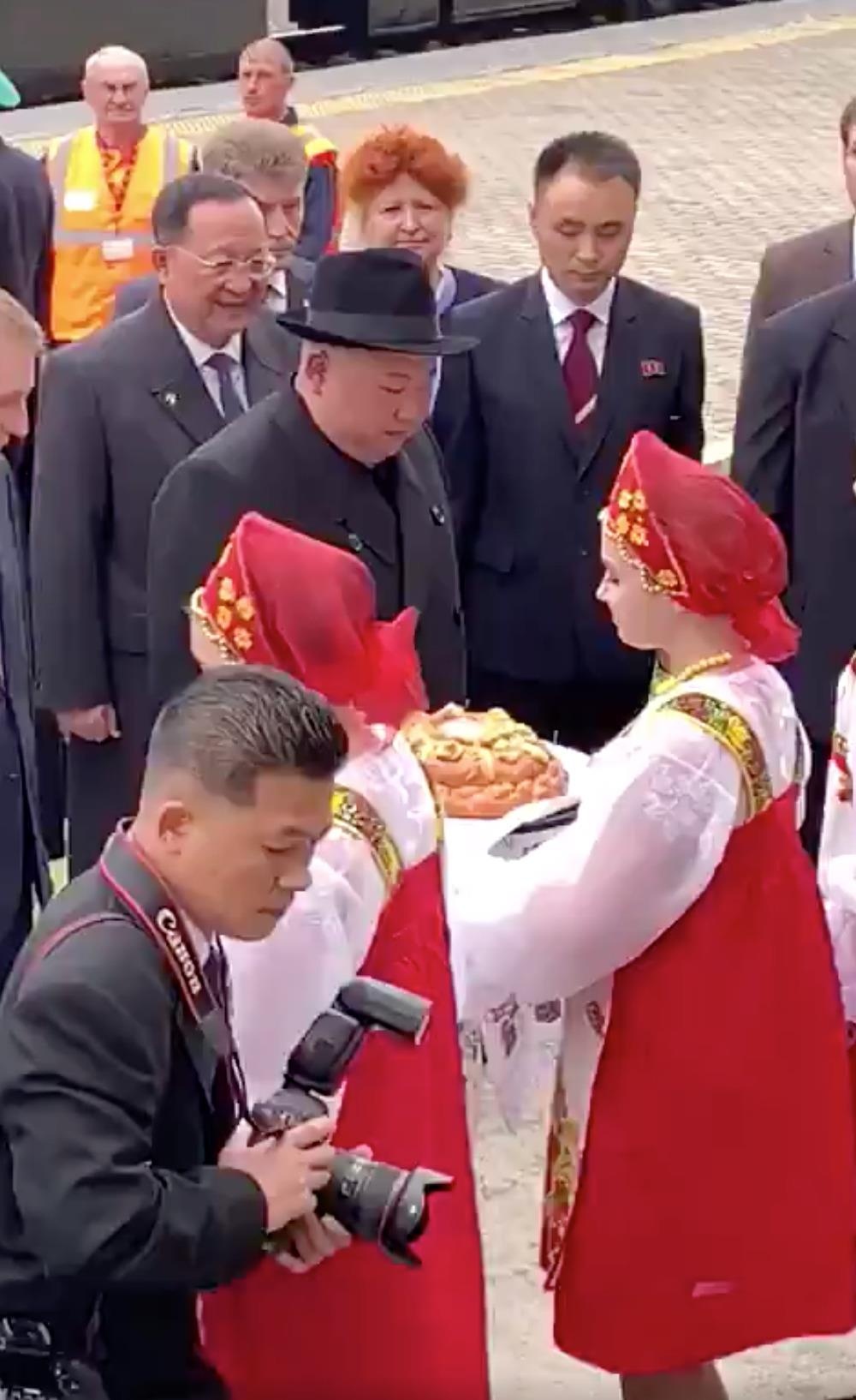 Chu tich Kim Jong Un duoc don tiep bang banh my va muoi anh 1