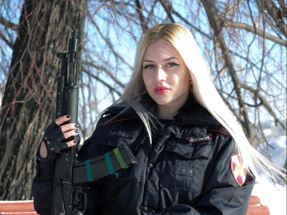 Nhan sac hut hon cua nu ve binh quoc gia dep nhat nuoc Nga hinh anh