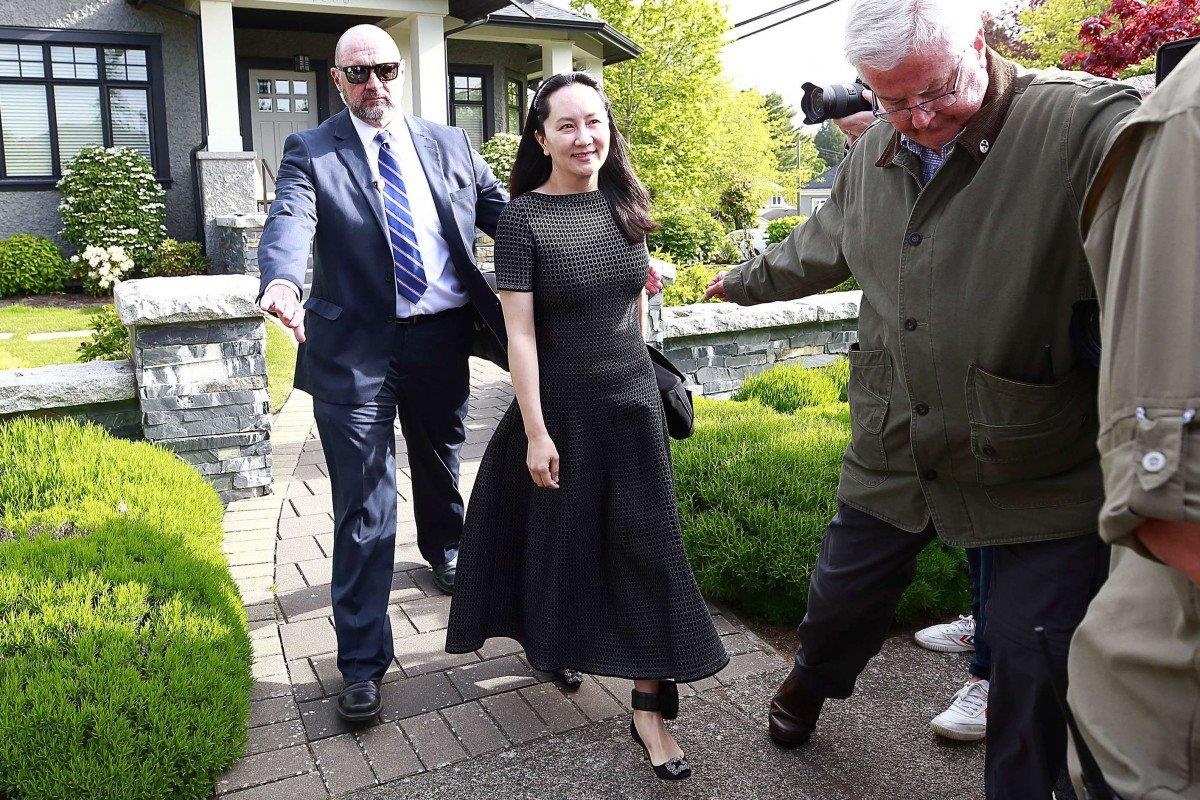 'Cong chua' Huawei ru bo ao hoodie quan yoga, bat dau cuoc dau phap ly hinh anh