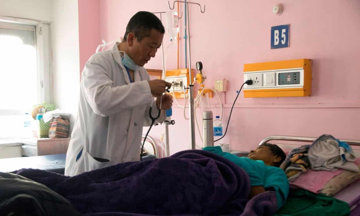 Thu tuong Bhutan 'lam them' trong benh vien ngay cuoi tuan hinh anh