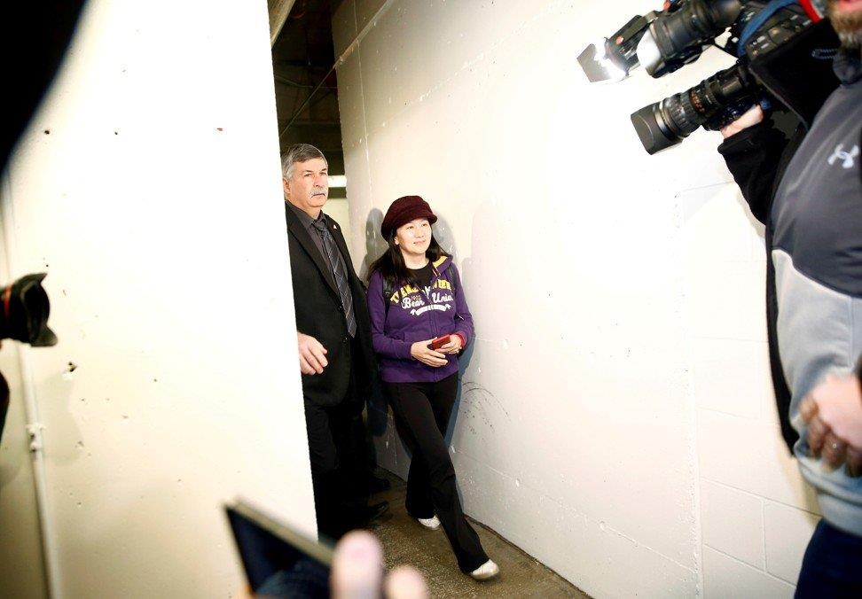 Mạnh Vãn Châu khác thường tại phiên điều trần ảnh 2 Manh Van Chau khac thuong tai phien dieu tran anh 2