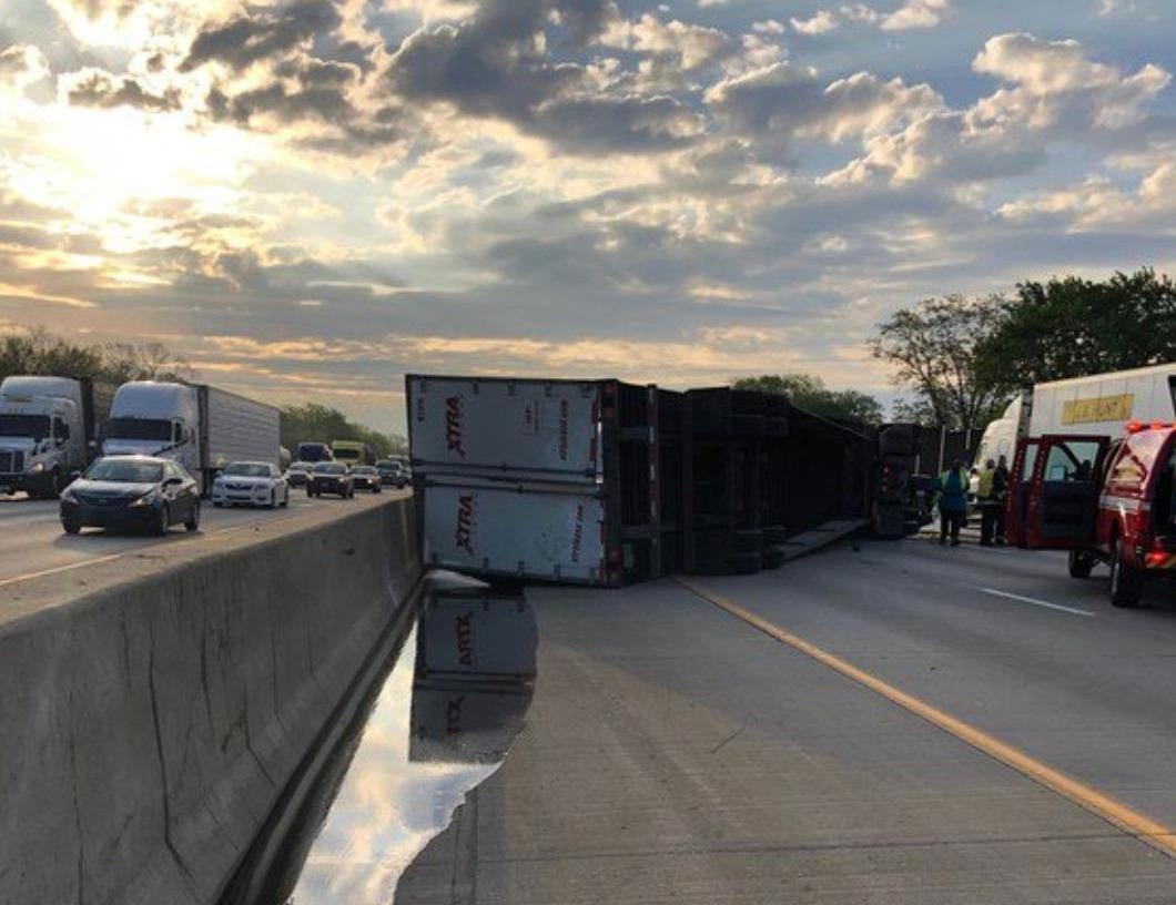 Xe tai cho 20 tan mat ong lat nhao tren duong cao toc My hinh anh