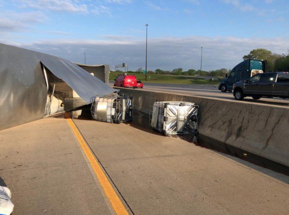 xe tải lật trên đường cao tốc Mỹ ảnh 1 xe tai lat tren duong cao toc My anh 1