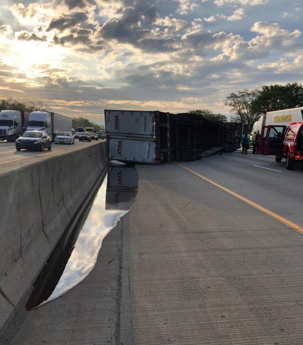 xe tải lật trên đường cao tốc Mỹ ảnh 2 xe tai lat tren duong cao toc My anh 2