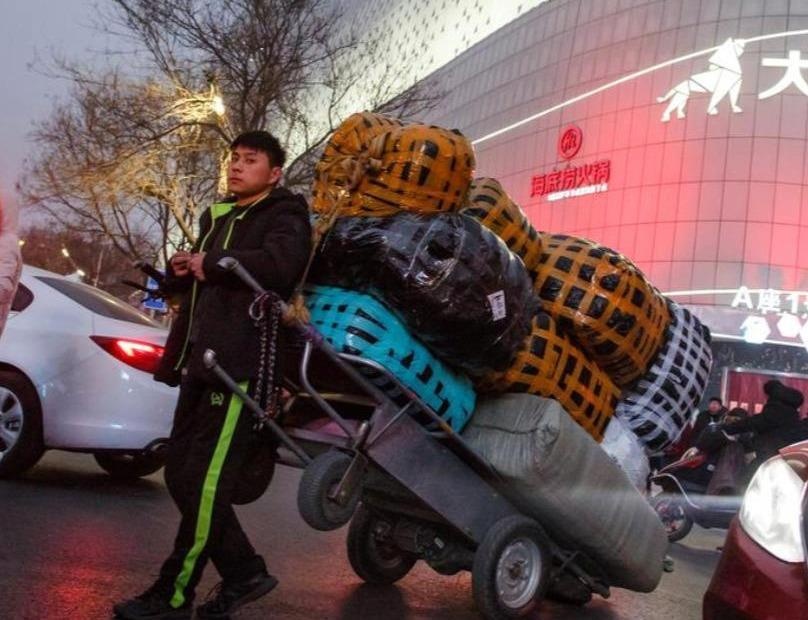 Thuong chien voi My, nguoi TQ khong con vung tay tieu tien nhu truoc hinh anh