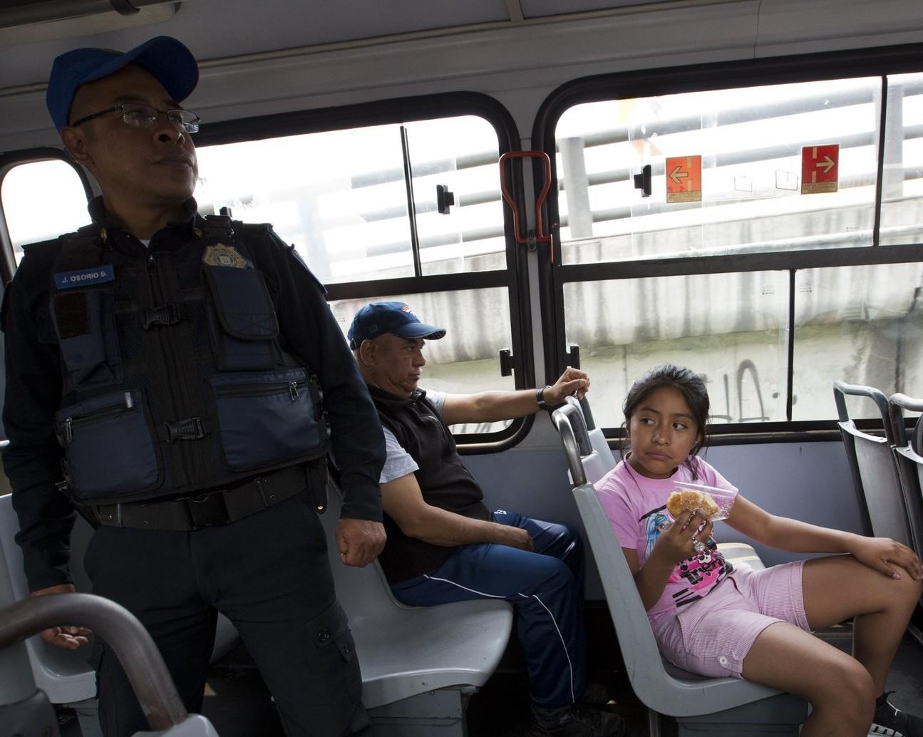 Nguoi Mexico sam dien thoai di dong gia de danh lua ke cuop hinh anh