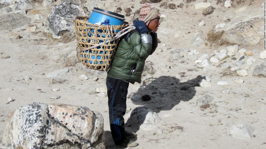 nguoi leo nui thiet mang tren dinh Everest anh 3