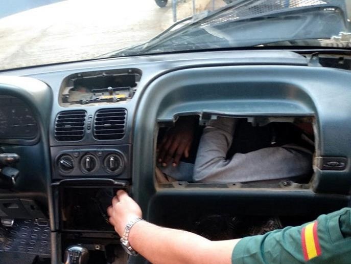 Nguoi di cu tron sau bang dieu khien oto de vao chau Au hinh anh