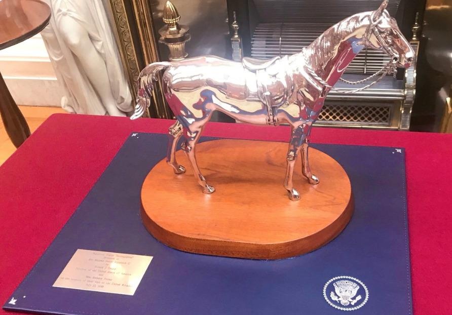 Tổng thống Trump quên kỷ vât tặng Nữ hoàng Anh ảnh 1 Tong thong Trump quen ky vat tang Nu hoang Anh anh 1