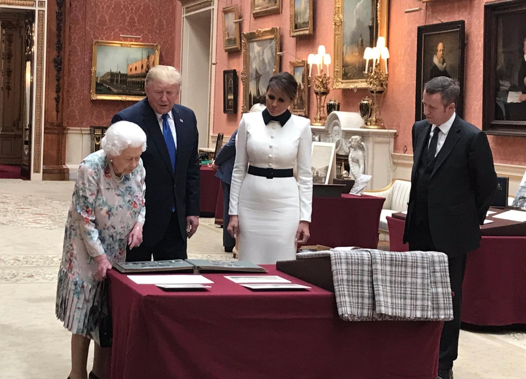 Tổng thống Trump quên kỷ vât tặng Nữ hoàng Anh ảnh 2 Tong thong Trump quen ky vat tang Nu hoang Anh anh 2