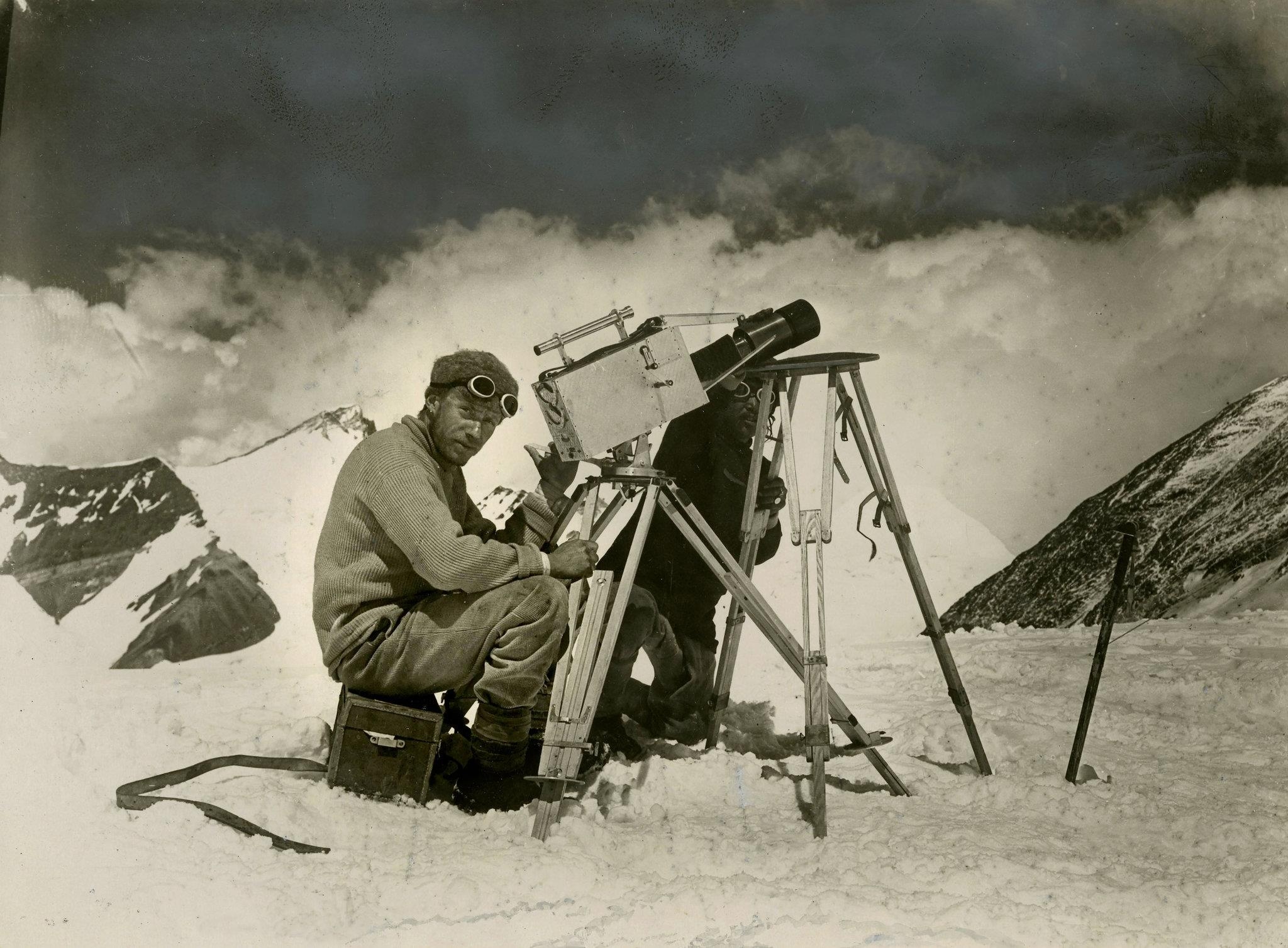 Anh doc ve dinh Everest 'chet choc' cach day mot the ky hinh anh