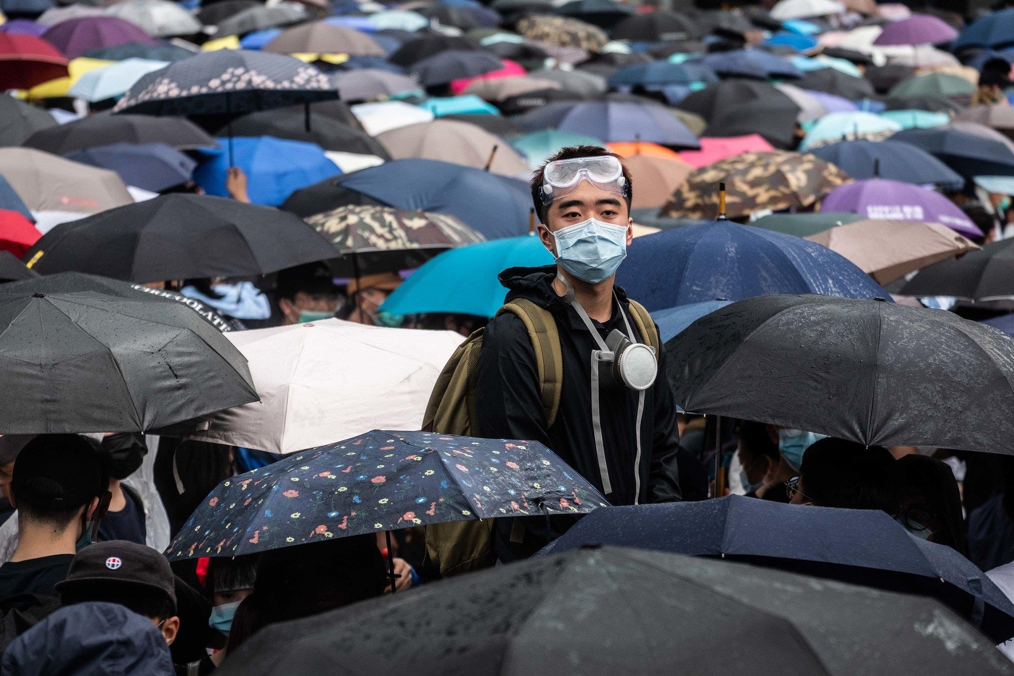 Hoi dong Lap phap Hong Kong hoan hop luat dan do do bi chan duong hinh anh