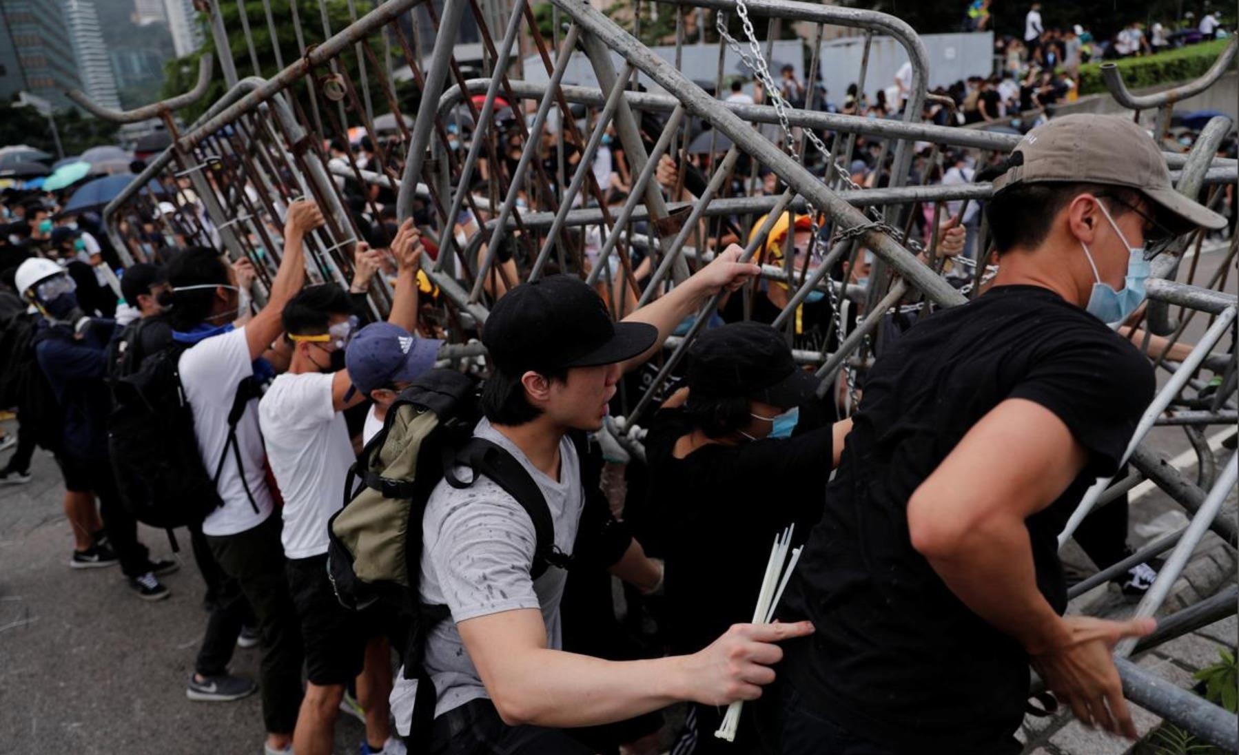 Trung tam Hong Kong te liet vi nguoi bieu tinh chan duong hinh anh