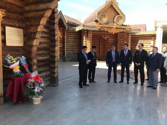 bia ky niem chuyen tham cua Chu tich Kim Jong Un anh 1