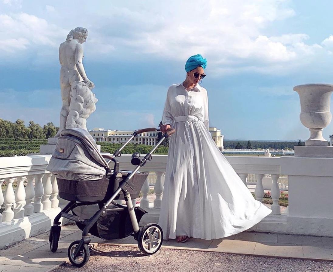 Hoa hau Moscow khoe con trai dau long voi cuu vuong Malaysia hinh anh