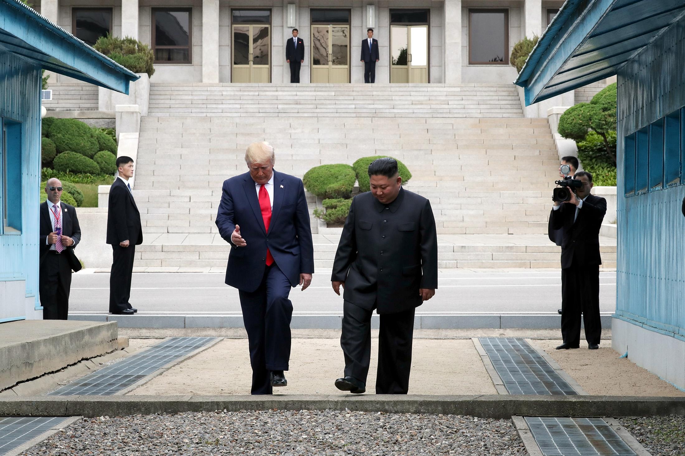 Cuộc gặp ngẫu hứng của Trump - Kim ảnh 1 Cuoc gap ngau hung cua Trump - Kim anh 1
