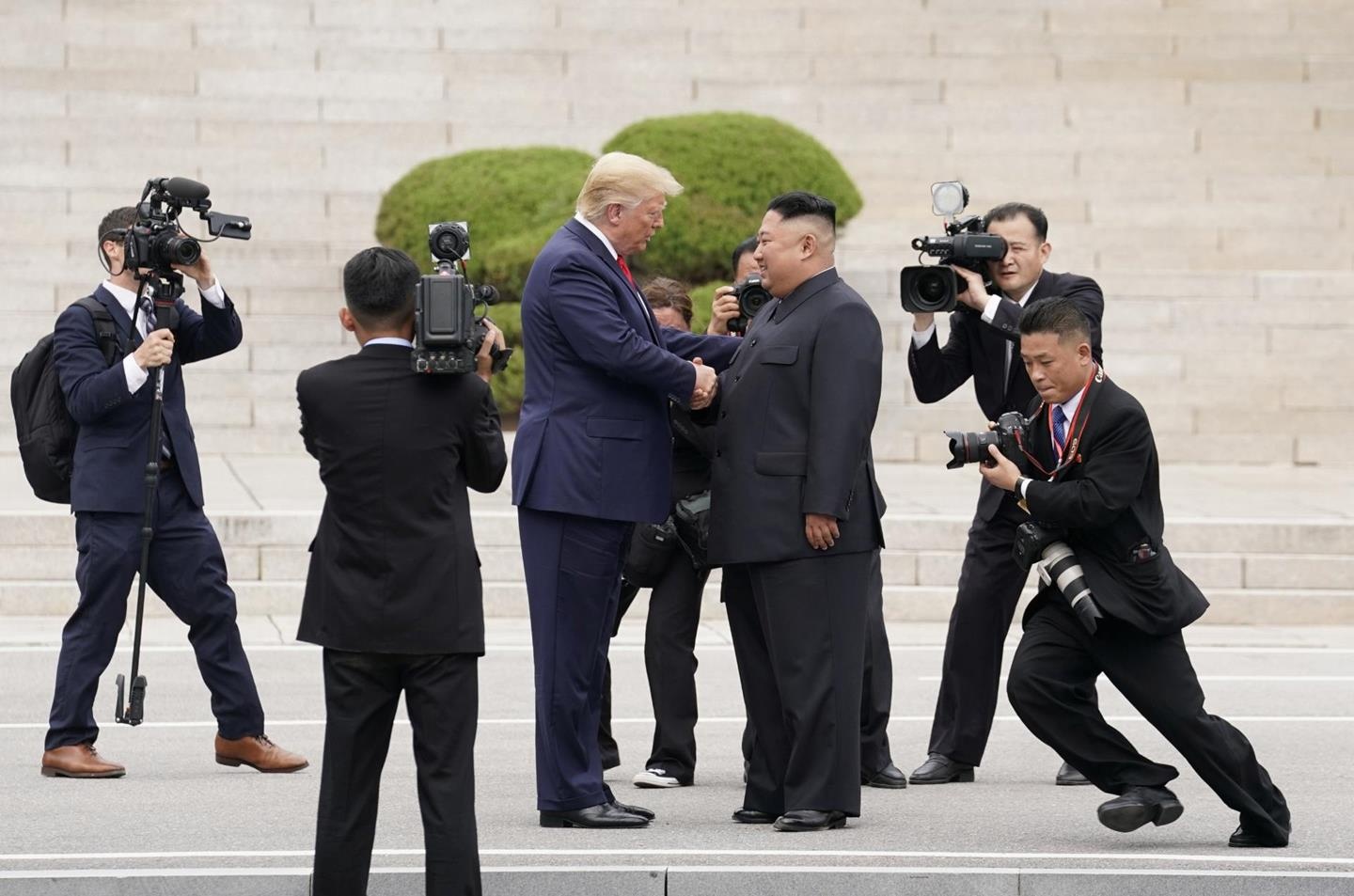 Cuộc gặp ngẫu hứng của Trump - Kim ảnh 2 Cuoc gap ngau hung cua Trump - Kim anh 2