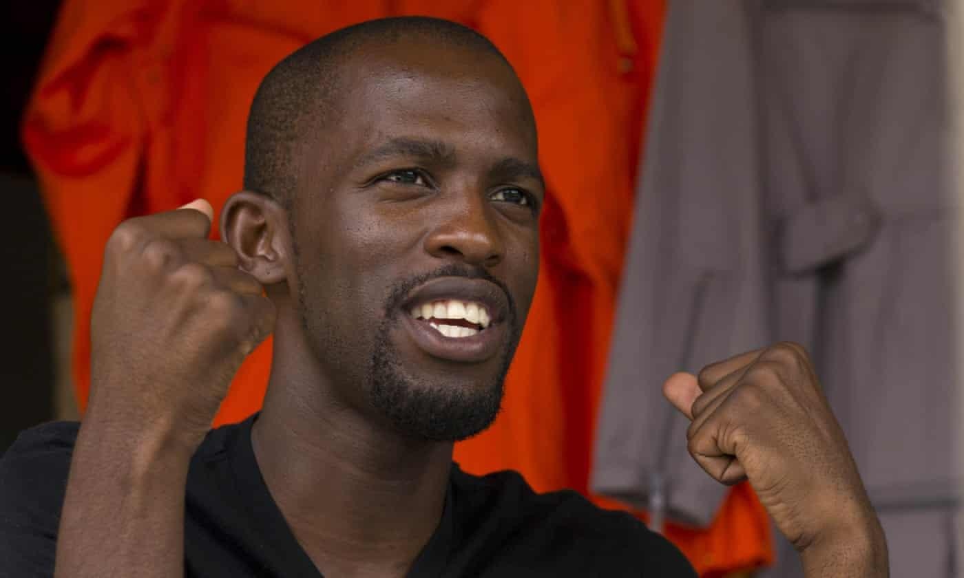 Nguoi chau Phi dau tien co ve len vu tru chet vi tai nan xe may hinh anh