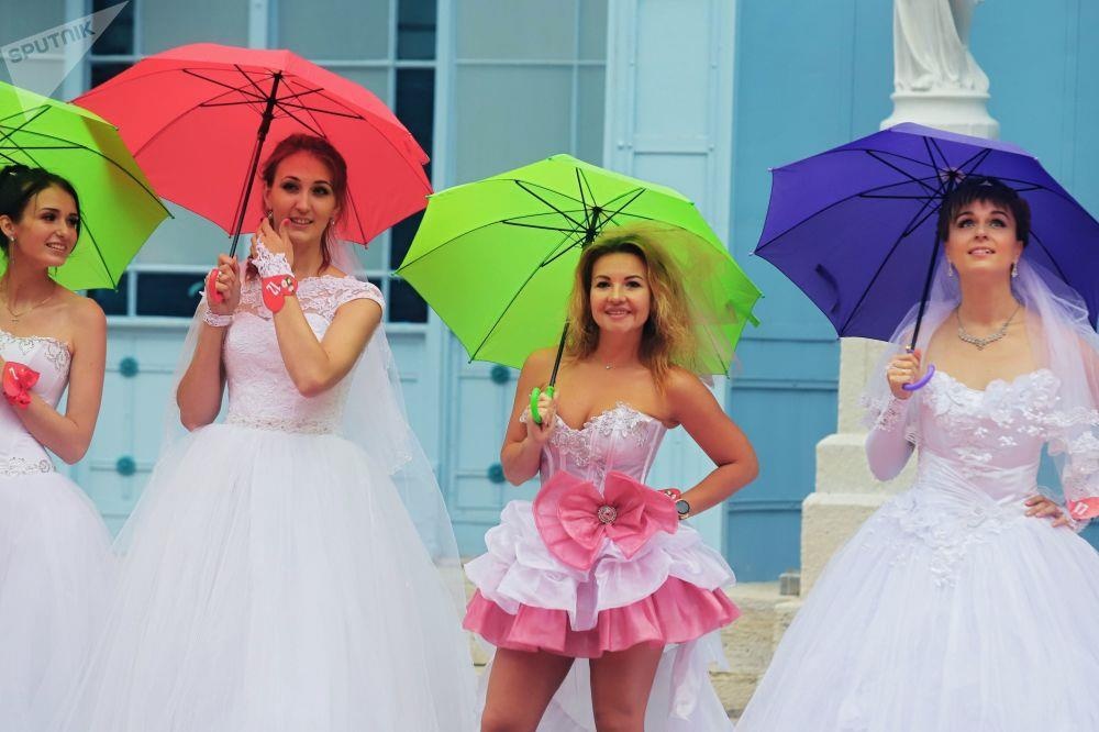 Doc dao cuoc dua 'Co dau chay tron' o Nga hinh anh