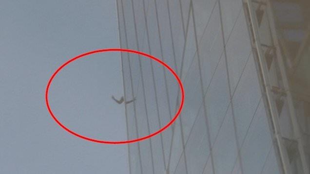 tay khong leo len toa nha choc troi anh 1