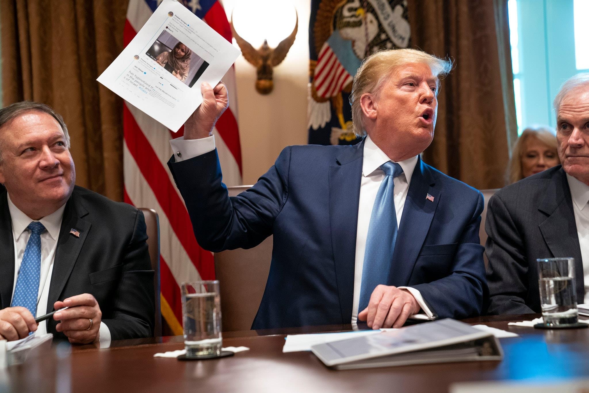 Ha vien My ra nghi quyet len an tweet phan biet chung toc cua TT Trump hinh anh