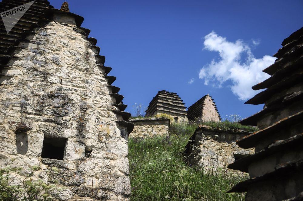 cac lang mo o thanh pho chet Dargavs anh 8