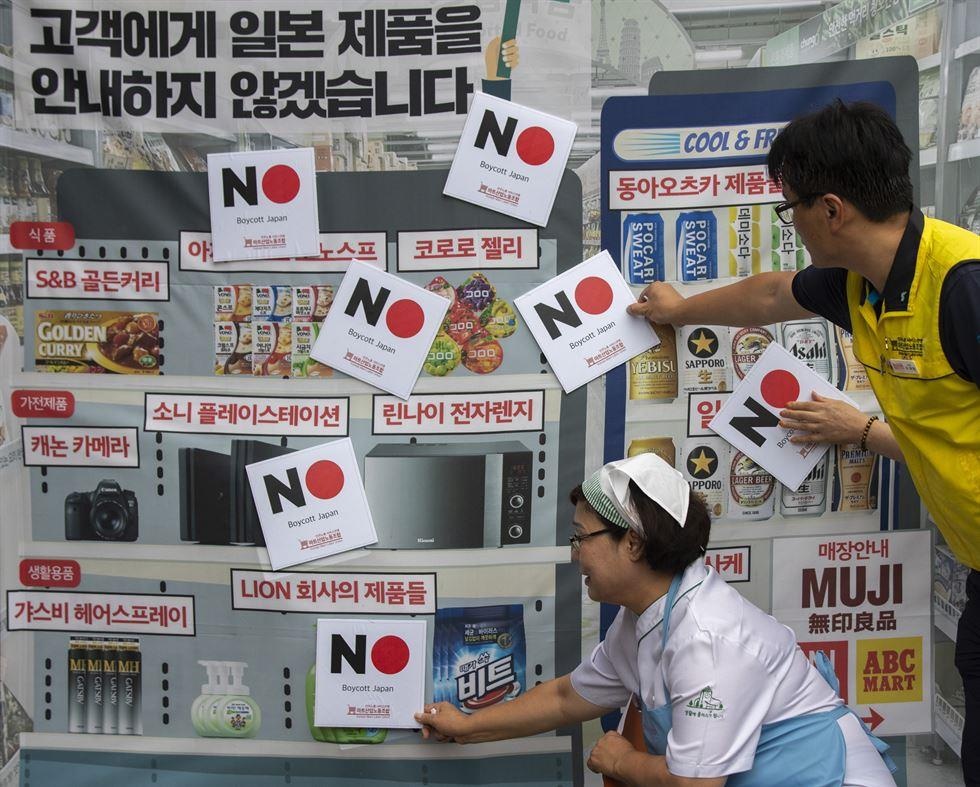 Nguoi Han Quoc bo viec, tran xuong duong keu goi 'tay chay Nhat Ban' hinh anh