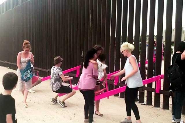Chiếc bập bênh hồng ở biên giới Mỹ - Mexico ảnh 2 Chiec bap benh hong o bien gioi My - Mexico anh 2
