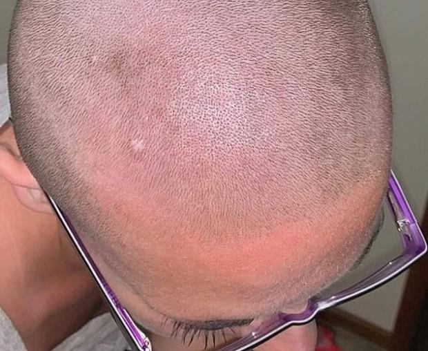 Co gai My trui toc vi dau xa bi tron kem tay long trong sieu thi hinh anh