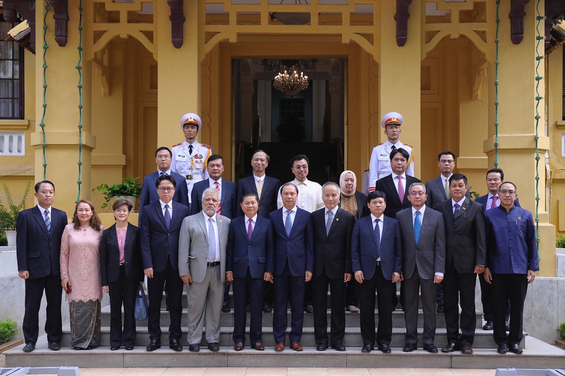 Le thuong co ASEAN va quoc ky Viet Nam anh 6