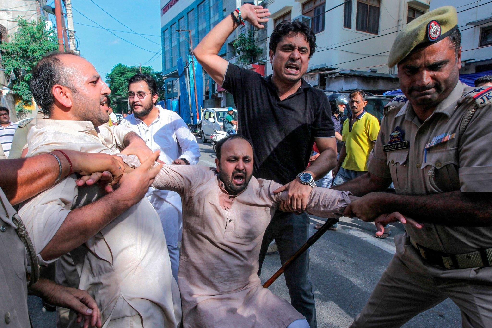 'Dia nguc tran gian' ben trong Kashmir, noi bi co lap voi the gioi hinh anh