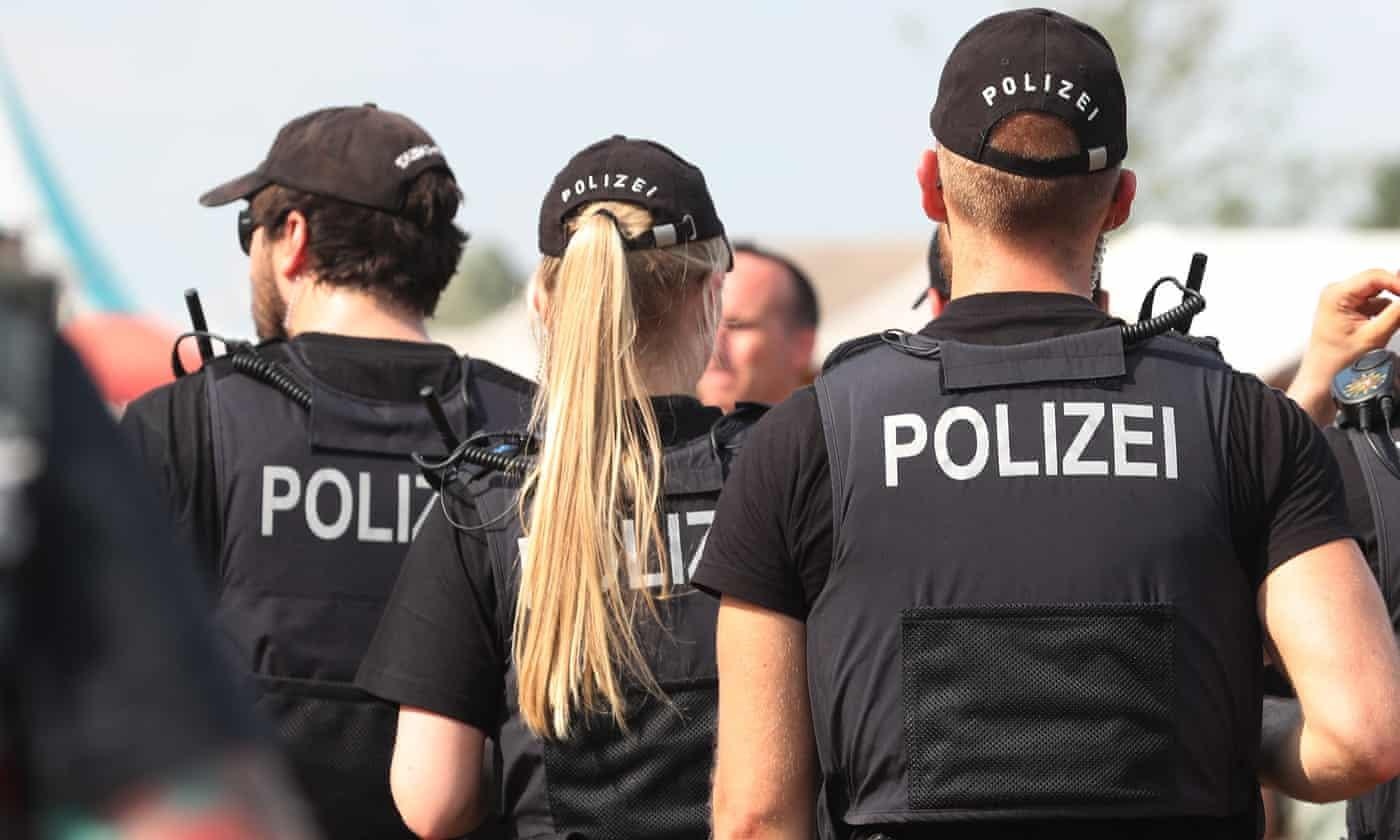 Nu canh sat gia bi bat o Duc vi mac dong phuc ‘qua that’ hinh anh