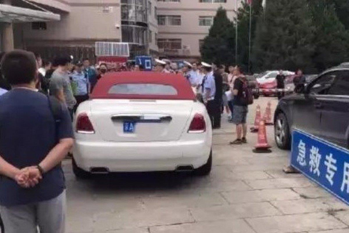 Co gai TQ lai Rolls-Royce chan loi xe cuu thuong hung bao chi trich hinh anh