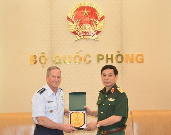 Thuong tuong Phan Van Giang tiep Tu lenh Khong quan My hinh anh