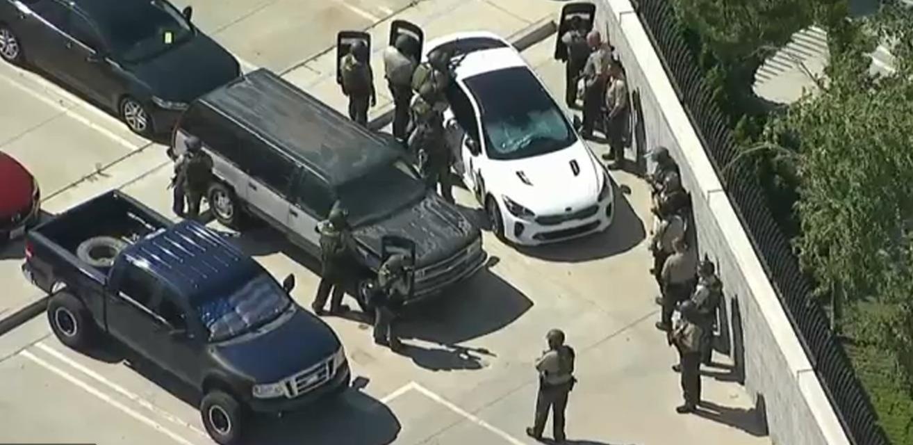 Canh sat My bat ngo trung dan ban tia tu nha ben duong hinh anh