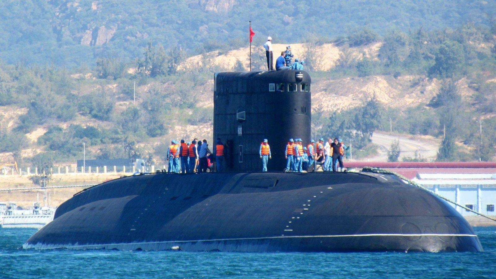 Hai quan Philippines mua tau ngam giua cang thang tren Bien Dong hinh anh