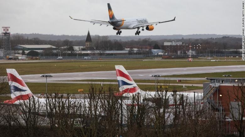 May bay dang ha canh o Anh phai doi huong de tranh drone hinh anh