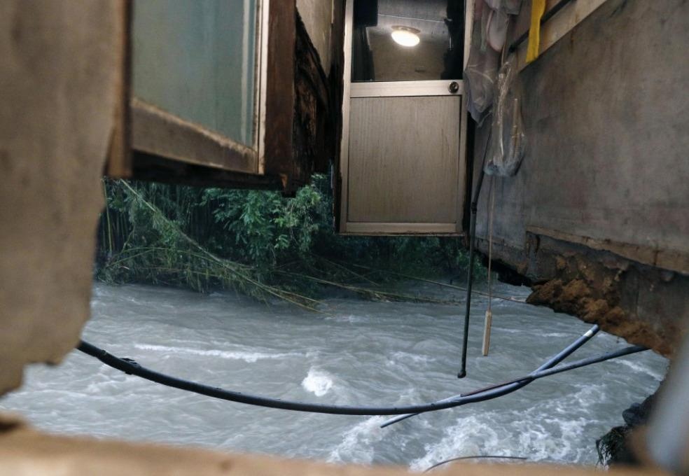 Mua lu lich su 'nhan chim' dao Kyushu anh 10