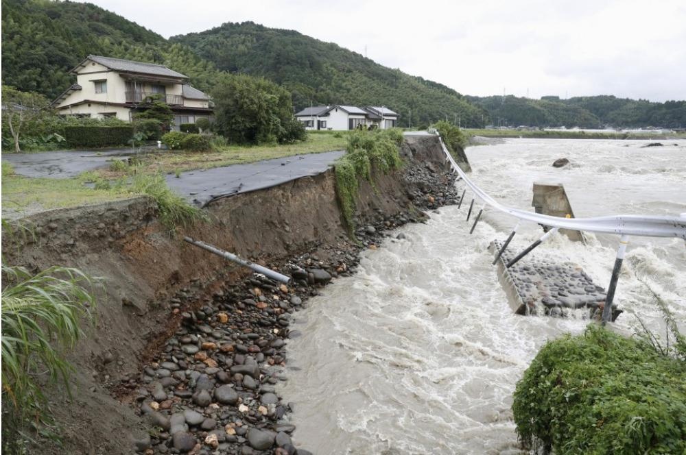 Mua lu lich su 'nhan chim' dao Kyushu anh 11