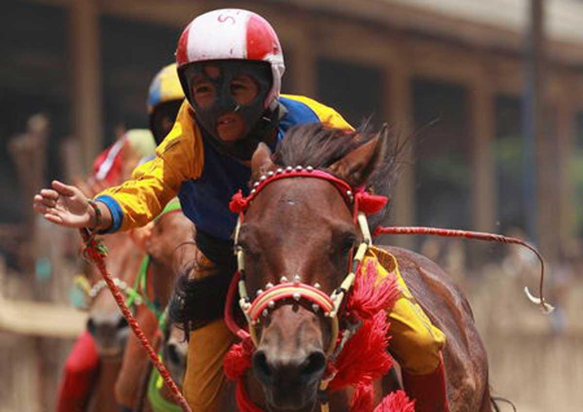 Truyen thong dung tre em dua ngua o Indonesia gay phan no hinh anh