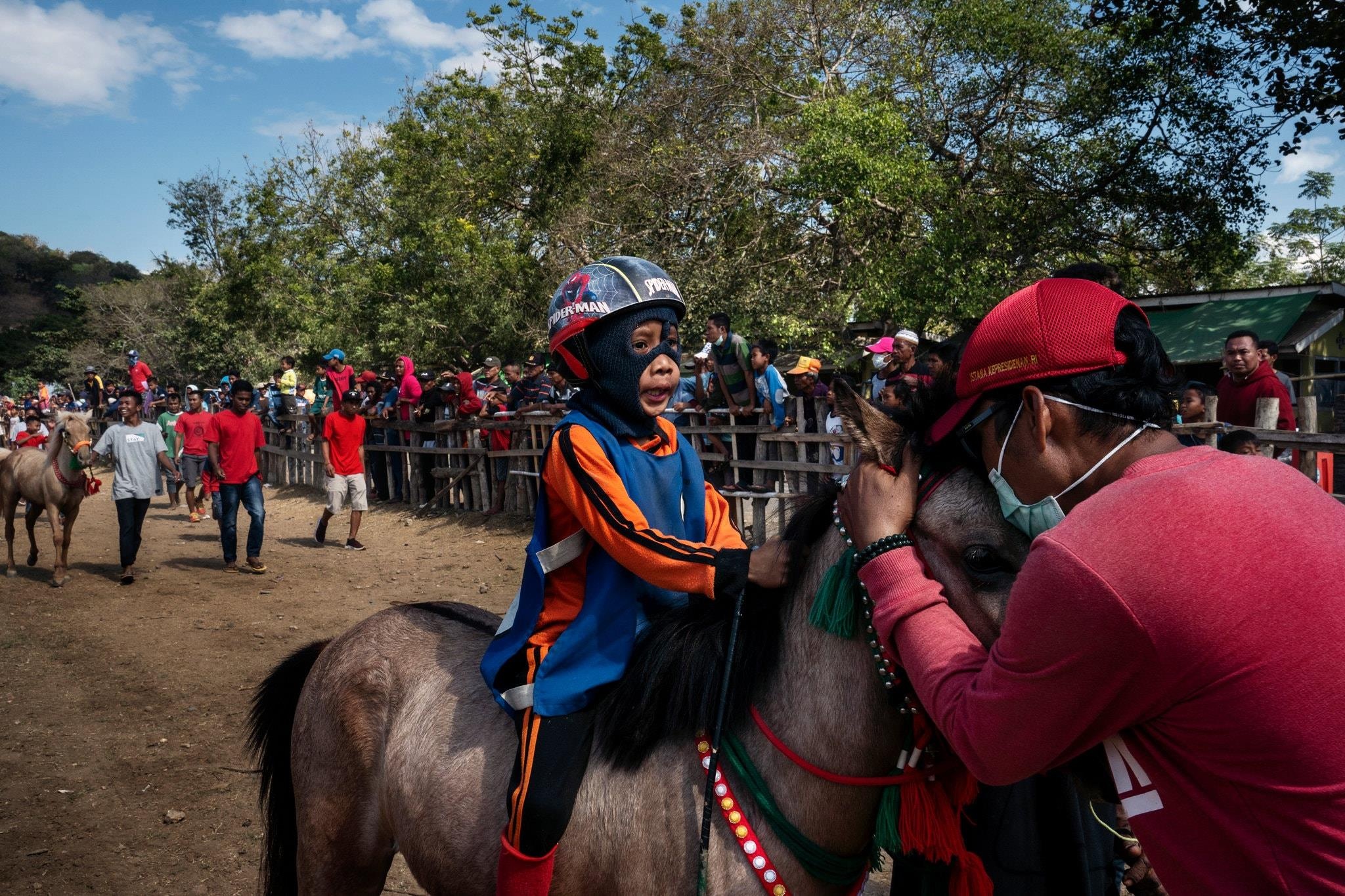 trẻ em đua ngựa ở đảo Indonesia ảnh 3 tre em dua ngua o dao Indonesia anh 3