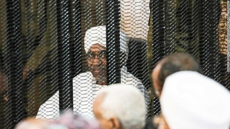 TT Sudan bi lat do tung co can phong day tien va chi ong giu chia khoa hinh anh