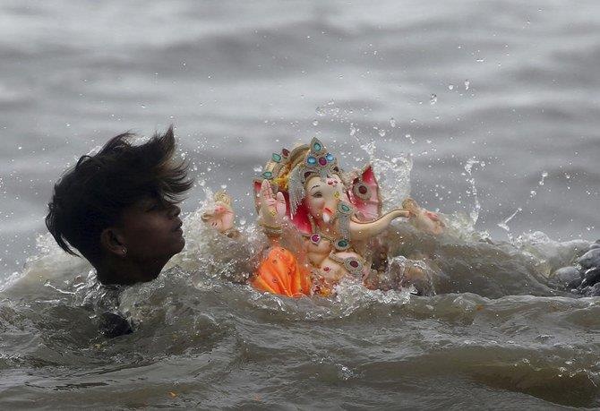 Lat thuyen trong nghi le ton giao, 12 tin do Hindu chet duoi o An Do hinh anh